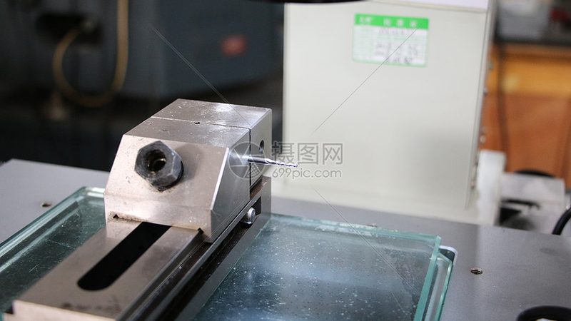 加工中心与雕刻机：如何精准选择，避免误区**